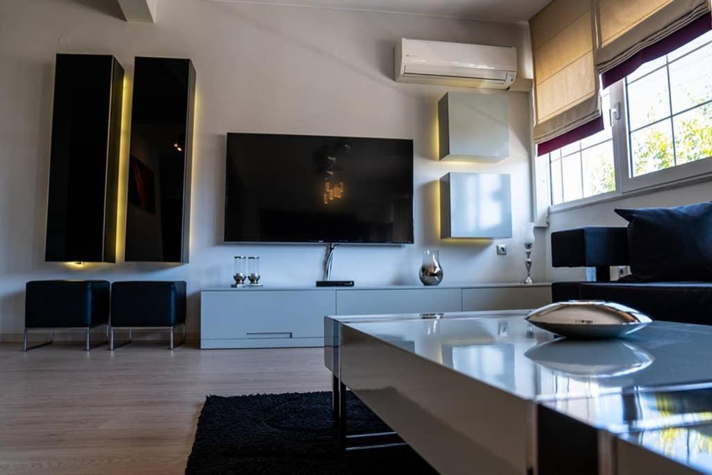 A Stylish Apartment In The Center Of Kastoriá Eksteriør bilde